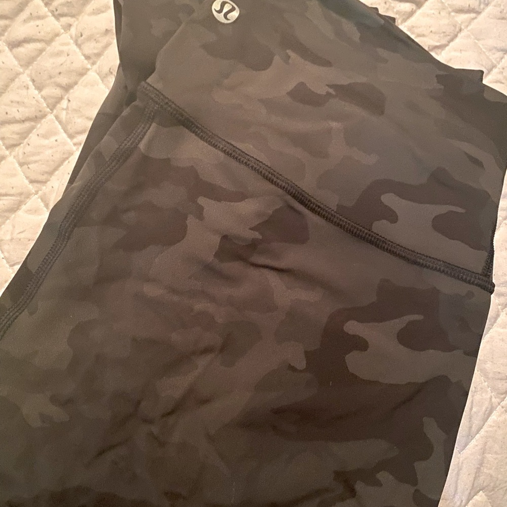 Size 6 lulu lemon camo print align 28” legging.